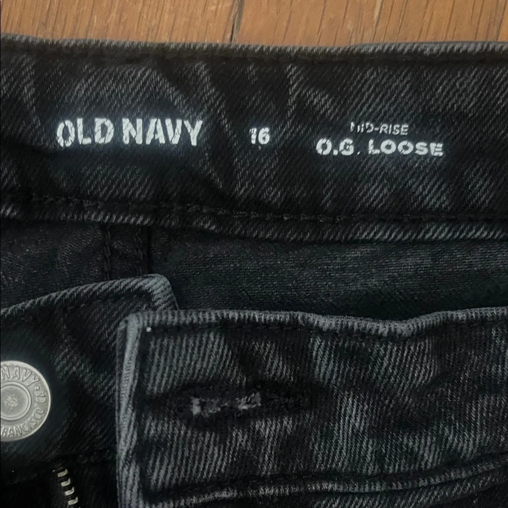 Old Navy Black Frayed Hem Denim Shorts - Picture 2 of 4